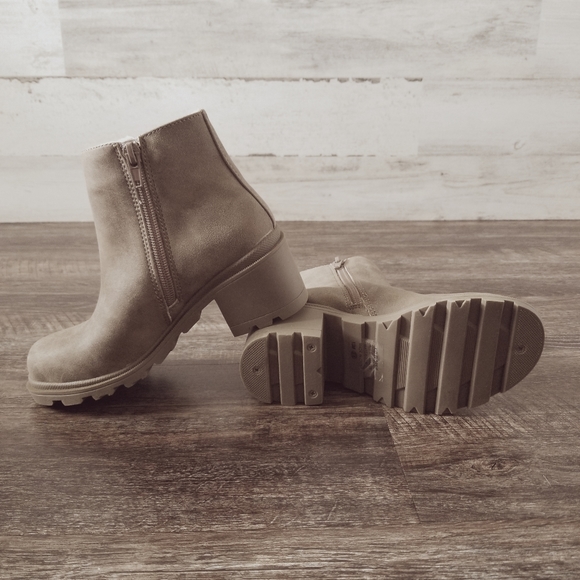 Girls Cute Boots 13c - Picture 2 of 5